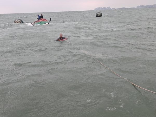 牛博 风浪致渔船倾覆 中国海警局南海分局紧急救4人